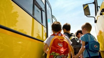 Ministerul Educaţiei a iniţiat un proiect privind transportul elevilor, serviciile complementare de educaţie şi extinderea învăţământului dual