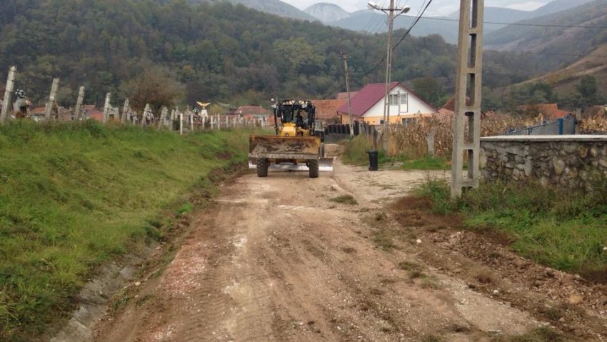 Unele comune vor fi asfaltate în 2014 pentru prima oară Unele comune vor fi asfaltate în 2014 pentru prima oară