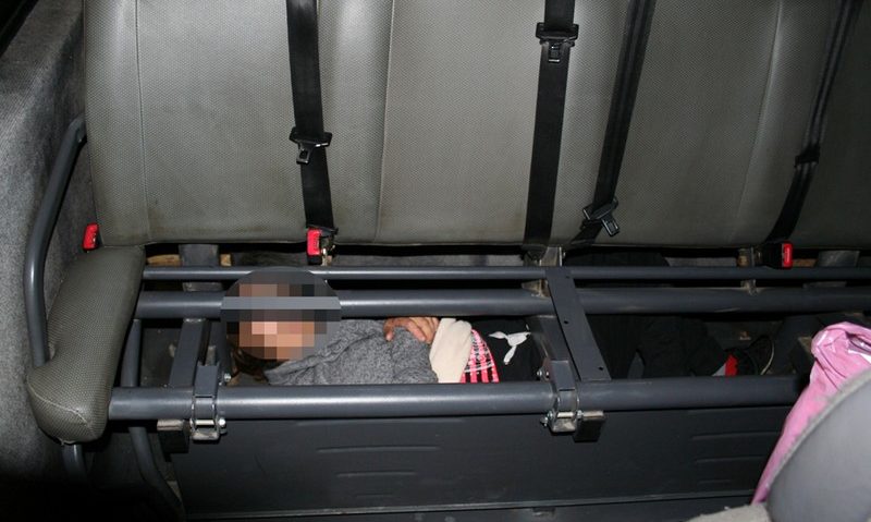 O tânără ascunsă într-un microbuz, depistată la P.T.F. Nădlac O tânără ascunsă într-un microbuz, depistată la P.T.F. Nădlac