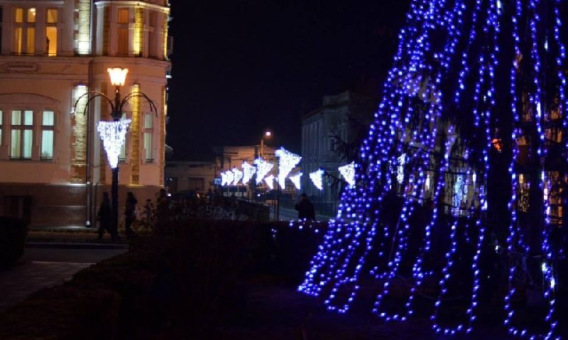 Cade cortina peste iluminatul festiv din Caransebeş Cade cortina peste iluminatul festiv din Caransebeş
