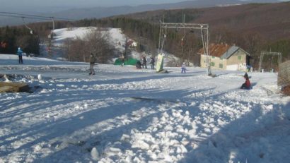 Iubitorii sporturilor de iarnă petrec primele zile din noul an pe pârtiile din Banatul de munte