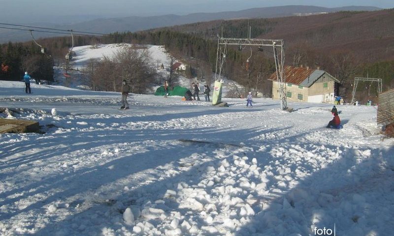Iubitorii sporturilor de iarnă petrec primele zile din noul an pe pârtiile din Banatul de munte Iubitorii sporturilor de iarnă petrec primele zile din noul an pe pârtiile din Banatul de munte