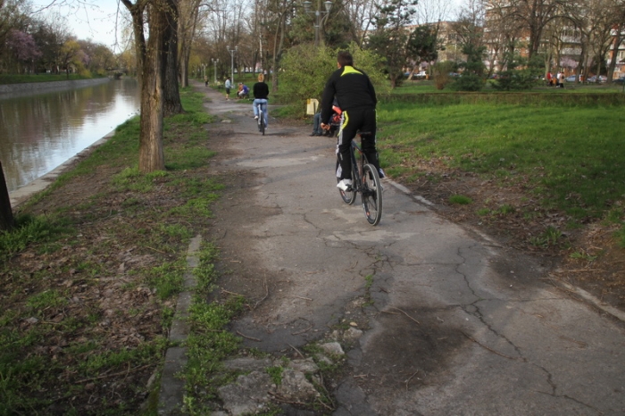 Au apărut primele alei şi piste pentru biciclete pe malul Canalului Bega