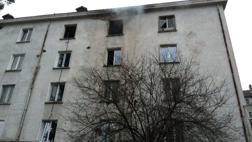 Se reabilitează apartamentul distrus în incendiu Se reabilitează apartamentul distrus în incendiu