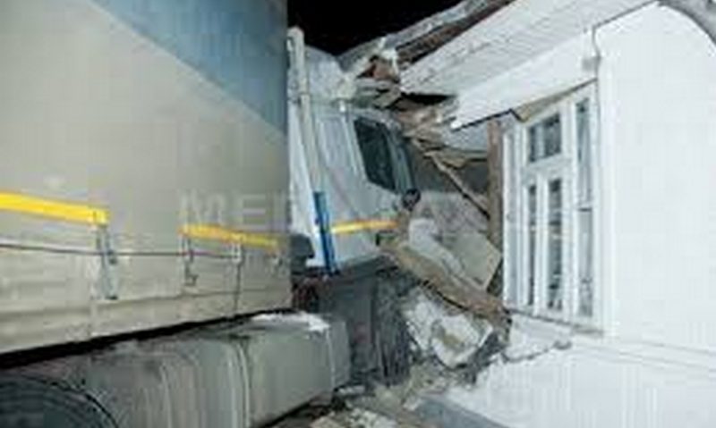 O casă a fost lovită de un TIR în judeţul Arad. Două persoane au ajuns la spital O casă a fost lovită de un TIR în judeţul Arad. Două persoane au ajuns la spital