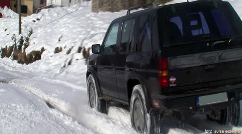 Turişti înzăpeziţi pe Transalpina Turişti înzăpeziţi pe Transalpina