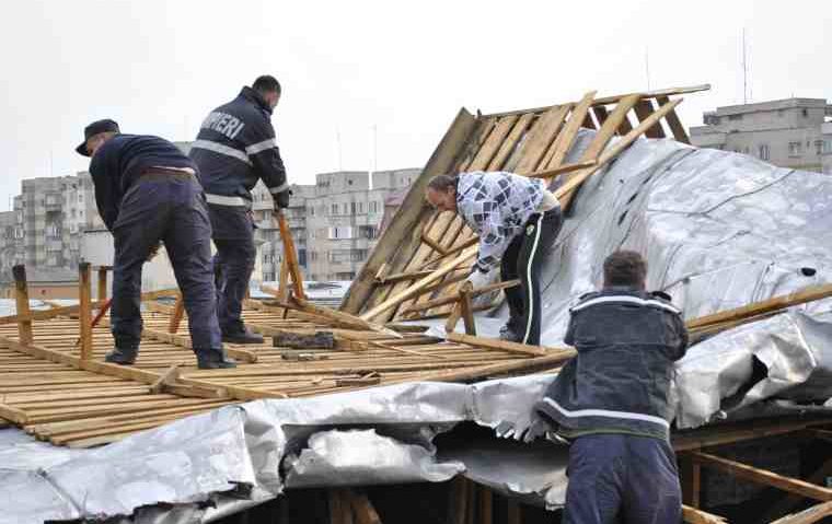 Urmările vijeliilor din Ţara Haţegului Urmările vijeliilor din Ţara Haţegului