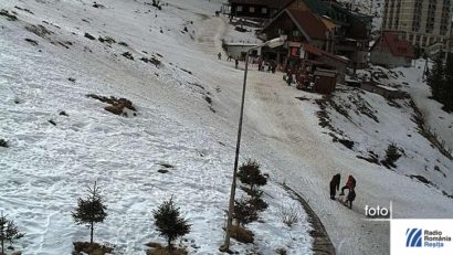 Turiştii de pe munte se pot bucura doar de vremea bună