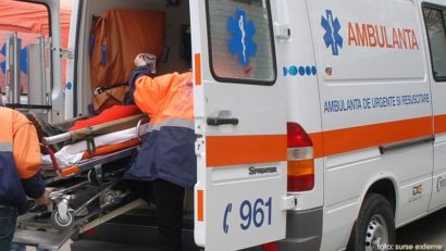 Două persoane transportate la spital, după ce au fost lovite de o maşină pe trotuar, în Timişoara