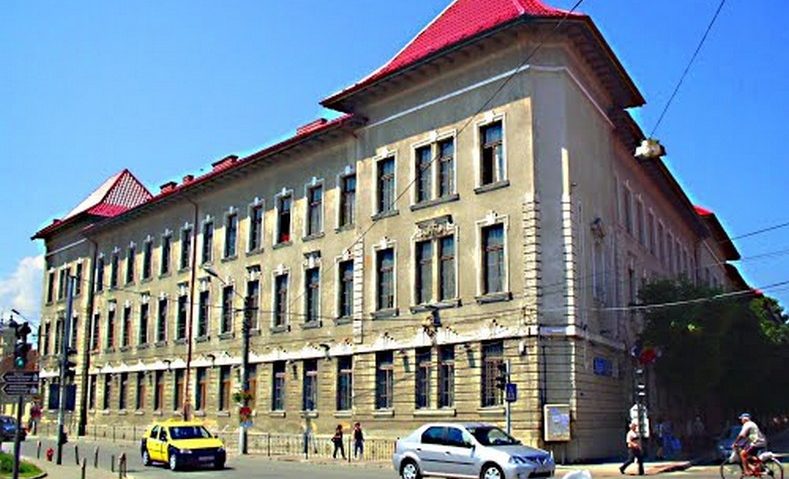 La Caransebeş se demolează clădirile dezafectate La Caransebeş se demolează clădirile dezafectate
