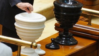 Moţiunea de cenzură prin care opoziţia încearcă demiterea Guvernului va fi dezbătută şi votată astăzi în plenul Parlamentului!