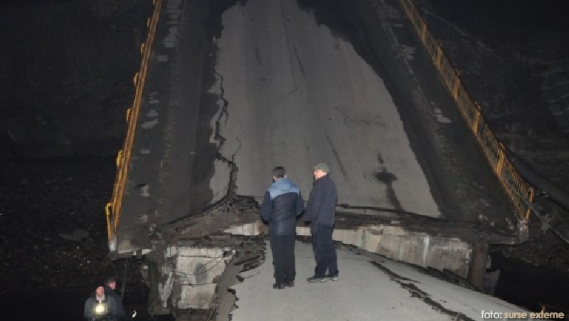 Podul de peste râul Strei s-a dărâmat… din cauza apei Podul de peste râul Strei s-a dărâmat… din cauza apei