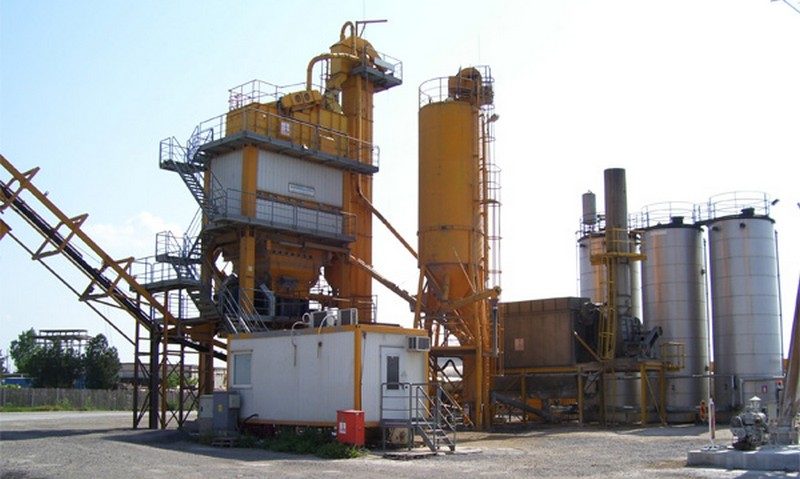 Mixtură asfaltică în regie proprie la Caransebeş Mixtură asfaltică în regie proprie la Caransebeş