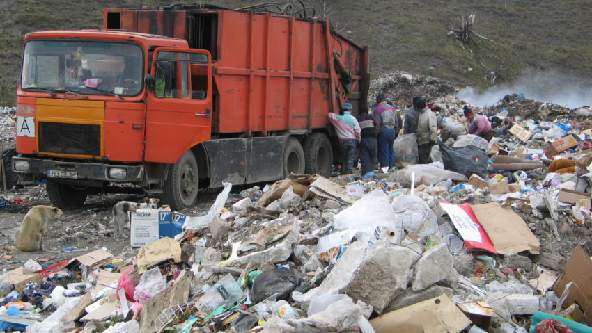 Gropile de gunoi din judeţul Hunedoara vor fi închise Gropile de gunoi din judeţul Hunedoara vor fi închise