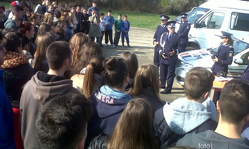 Criminaliştii cercetează terenul prin liceele reşiţene Criminaliştii cercetează terenul prin liceele reşiţene