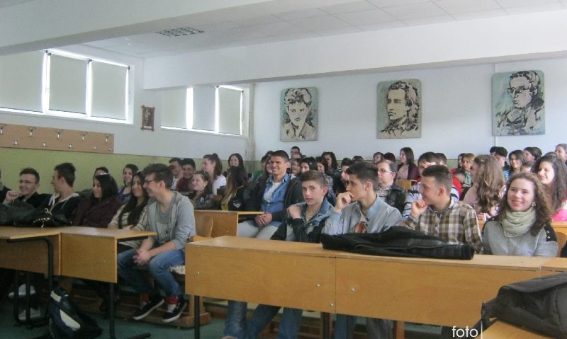 Elevii de la Colegiul Naţional Mircea Eliade au făcut cunoştiinţă cu „Europa, casa noastră” Elevii de la Colegiul Naţional Mircea Eliade au făcut cunoştiinţă cu „Europa, casa noastră”
