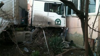 [UPDATE][FOTO/VIDEO] Un tir a spulberat trei maşini şi un pieton înainte să intre într-un bloc