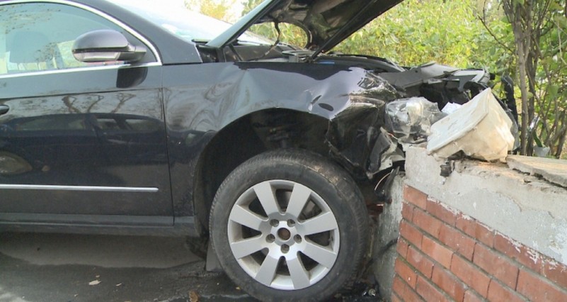 Nu avea permis și-a dat cu mașina-n gard, în Brad Nu avea permis și-a dat cu mașina-n gard, în Brad