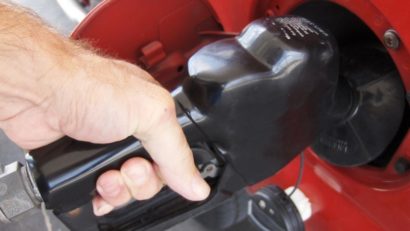 Se ieftineşte benzina şi motorina. Economii de 20 de lei la un plin de 50 de litri