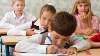 Aglomerație în școlile din Reșița. Părinții s-au înghesuit încă din prima zi să-și înscrie copiii la pregătitoare