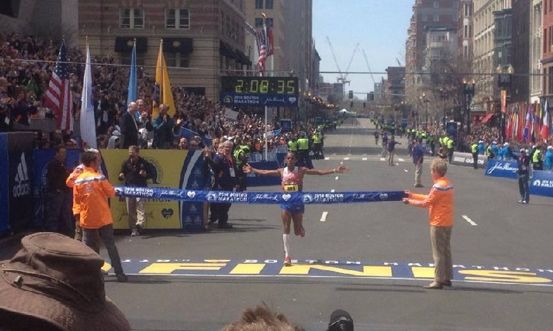 Americanul Meb Keflezighi a câştigat Maratonul de la Boston, ediţia 2014 Americanul Meb Keflezighi a câştigat Maratonul de la Boston, ediţia 2014