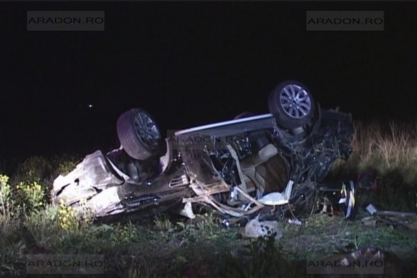 Tragedie la Arad: două persoane au murit în urma unui accident de circulaţie Tragedie la Arad: două persoane au murit în urma unui accident de circulaţie