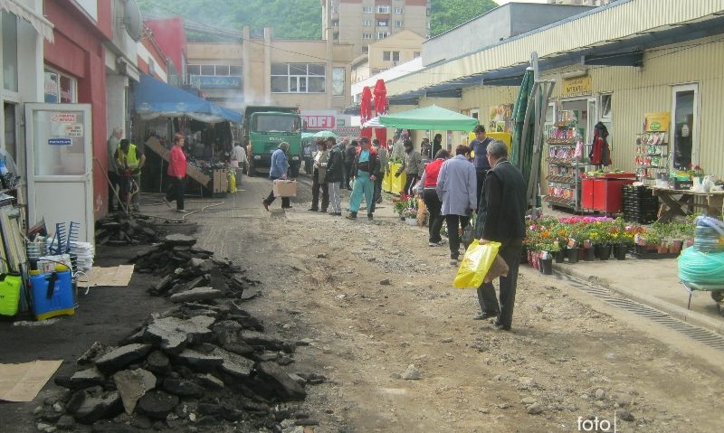 Primăria Reşiţa asfaltează alei şi plombează drumuri Primăria Reşiţa asfaltează alei şi plombează drumuri