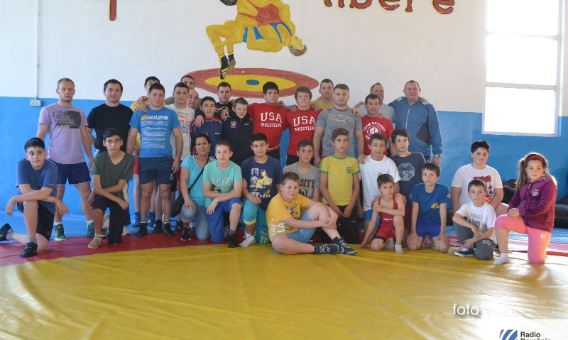 Doi luptători reşiţeni participă la Campionatele Internaţionale de juniori ale României Doi luptători reşiţeni participă la Campionatele Internaţionale de juniori ale României
