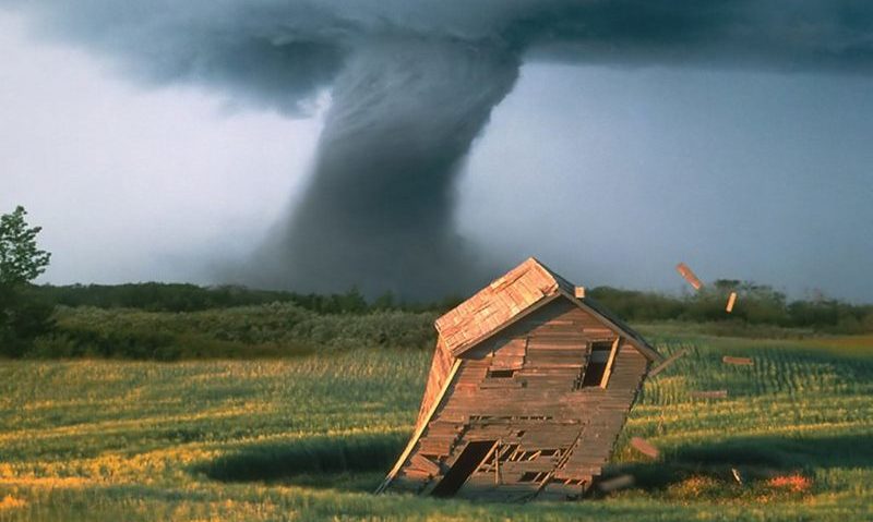 Tornade în SUA: cel puţin 12 morţi Tornade în SUA: cel puţin 12 morţi