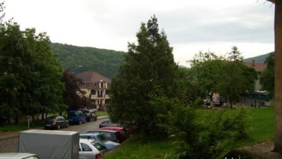 Primăria Caransebeş ia măsuri împotriva proprietarilor maşinilor abandonate