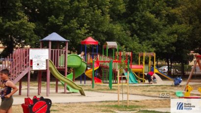 [FOTO]Primăria Reşiţa repară locurile de joacă