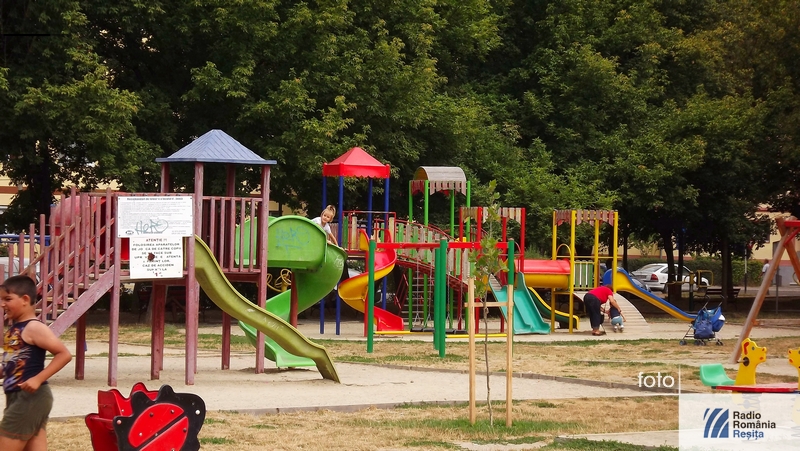 [FOTO]Primăria Reşiţa repară locurile de joacă