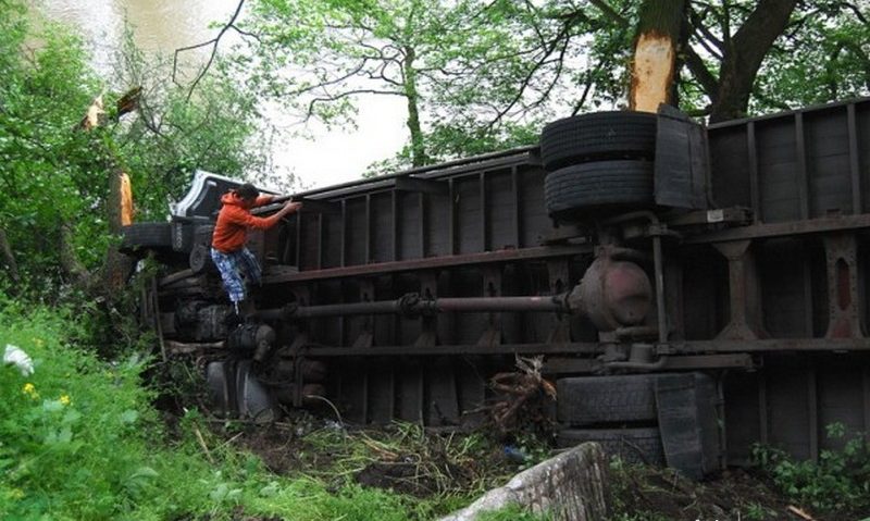 TIR încărcat cu haine, răsturnat în Hunedoara TIR încărcat cu haine, răsturnat în Hunedoara
