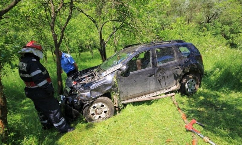 Un primar din Hunedoara s-a răsturnat cu maşina instituţiei Un primar din Hunedoara s-a răsturnat cu maşina instituţiei