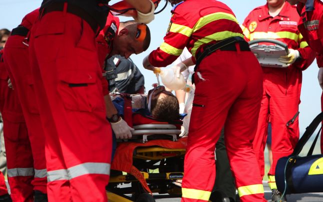 Fetiţă de 11 luni şi sora ei călcate de maşină la Zlatiţa Fetiţă de 11 luni şi sora ei călcate de maşină la Zlatiţa