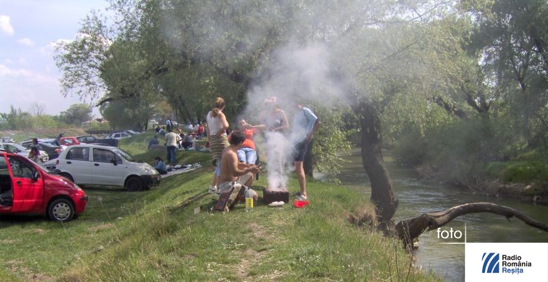 Lugojenii au liber la picnicuri şi grătare la iarbă verde Lugojenii au liber la picnicuri şi grătare la iarbă verde