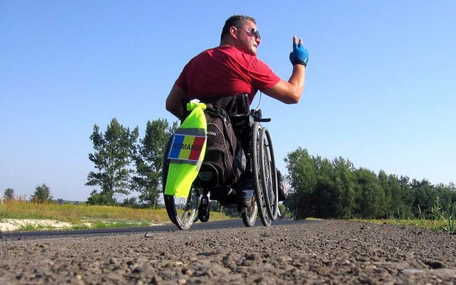 Lugojeanul Vasile Stoica plecă în scaunul cu rotile în Grecia Lugojeanul Vasile Stoica plecă în scaunul cu rotile în Grecia