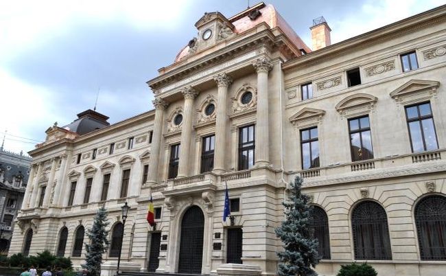 O fetiţă de patru ani a retras de la un bancomat 4.000 de lire O fetiţă de patru ani a retras de la un bancomat 4.000 de lire