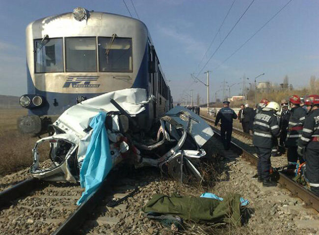 Maşină spulberată de tren la o trecere de nivel Maşină spulberată de tren la o trecere de nivel