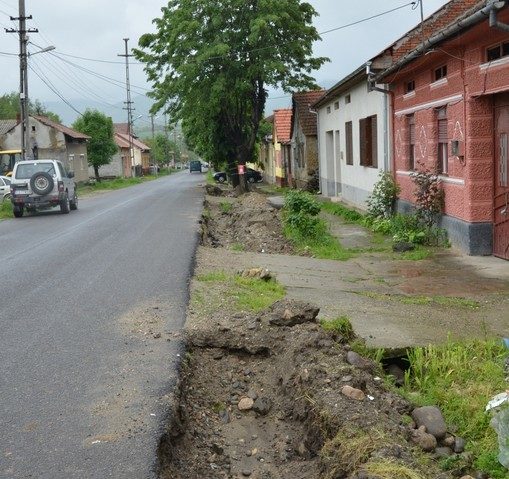 Lucrări de rigolizare la Slatina Timiş Lucrări de rigolizare la Slatina Timiş