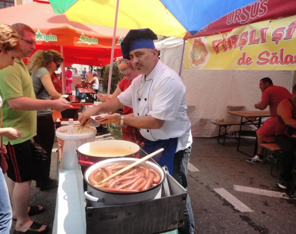De Rusalii, festivalul virşlilor la Deva şi Hunedoara De Rusalii, festivalul virşlilor la Deva şi Hunedoara