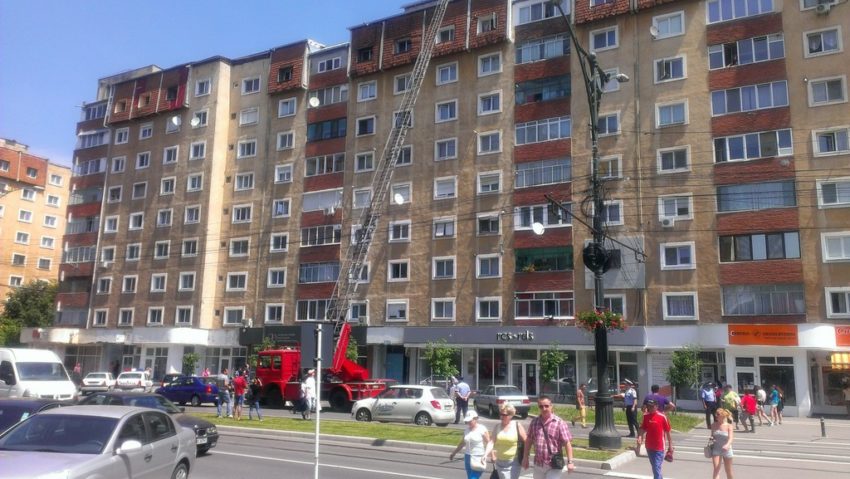 Atenţie, cad ţigle! Atenţie, cad ţigle!
