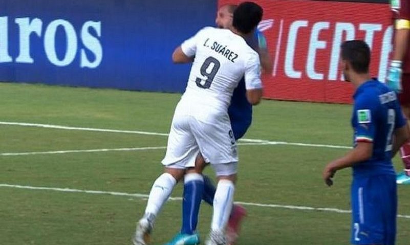 Luis Suarez a fost pedepsit pentru că l-a muşcat pe Chiellini Luis Suarez a fost pedepsit pentru că l-a muşcat pe Chiellini
