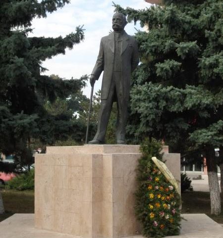 Municipalitatea din Caransebeș își îngrijește monumentele Municipalitatea din Caransebeș își îngrijește monumentele