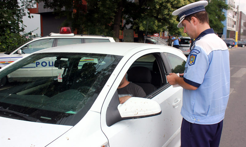 Politiştii cărăşeni au aplicat şoferilor care nu respectă legea, amenzi usturătoare Politiştii cărăşeni au aplicat şoferilor care nu respectă legea, amenzi usturătoare