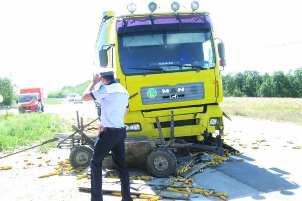 [UPDATE] O căruţă a fost facută zob de un TIR. Căruţaşul a murit