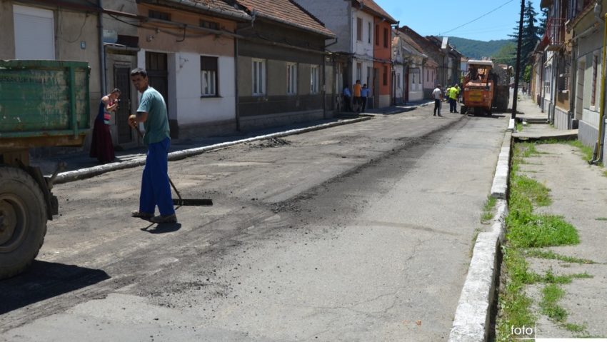 Strada Traian Doda din Caransebeș, împărțită în două Strada Traian Doda din Caransebeș, împărțită în două