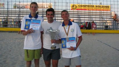 Componenţi ai clubului CS Universitatea Reşiţa la turneul de volei de plajă de la Oradea