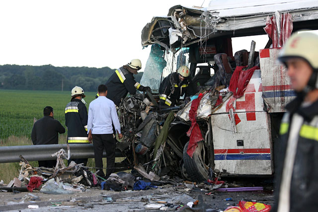 Autocar cu pasageri implicat într-un accident rutier Autocar cu pasageri implicat într-un accident rutier