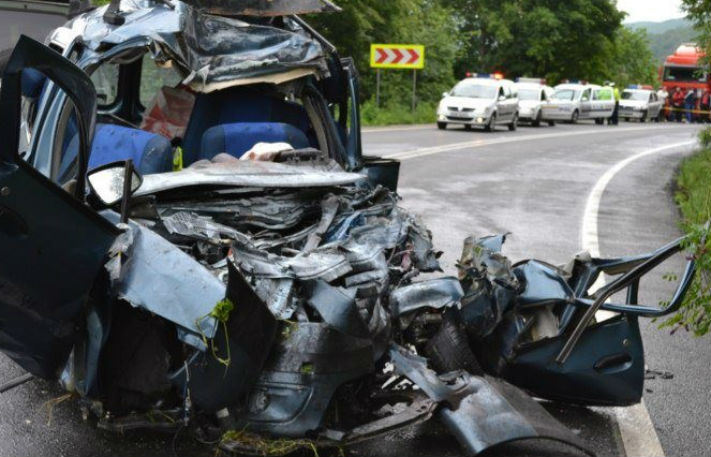 [UPDATE] Grav accident pe DN 7. O fetiţă de 2 ani a scăpat neatinsă ca prin minune